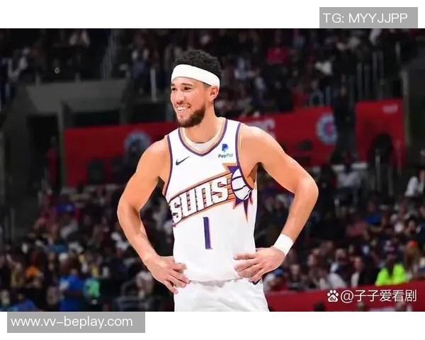 布克首发表现出色33分钟内高效砍下24分助力球队胜利